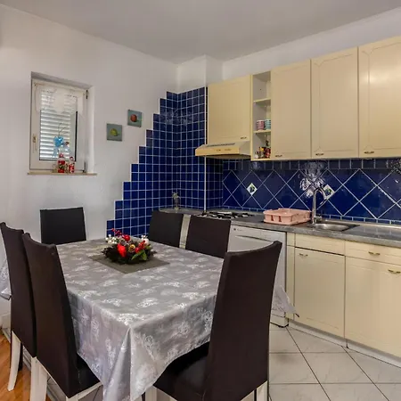3 Bedroom Amazing In Novi Vinodolski