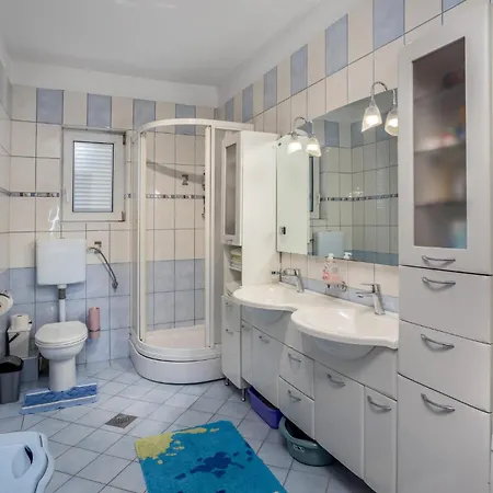 3 Bedroom Amazing In Apartment *