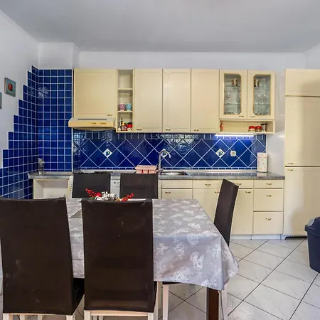 3 Bedroom Amazing In Novi Vinodolski